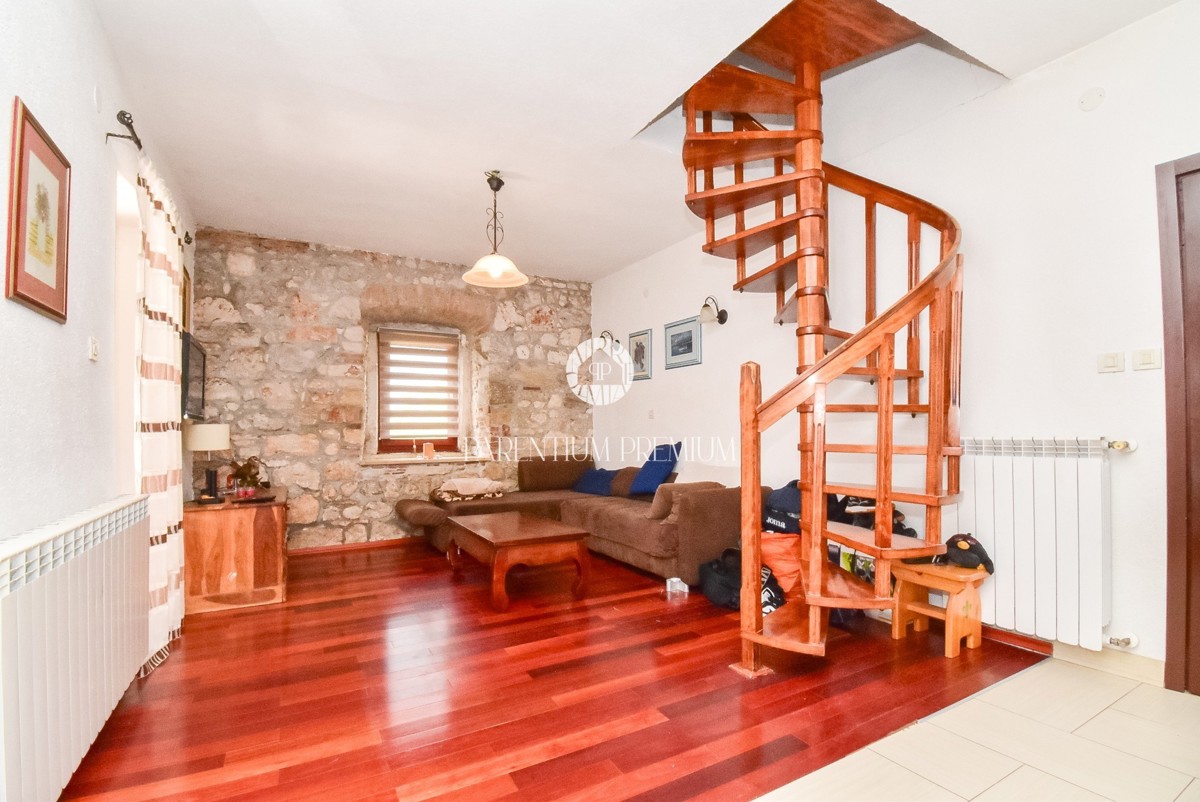 Casa bifamiliare con giardino e taverna