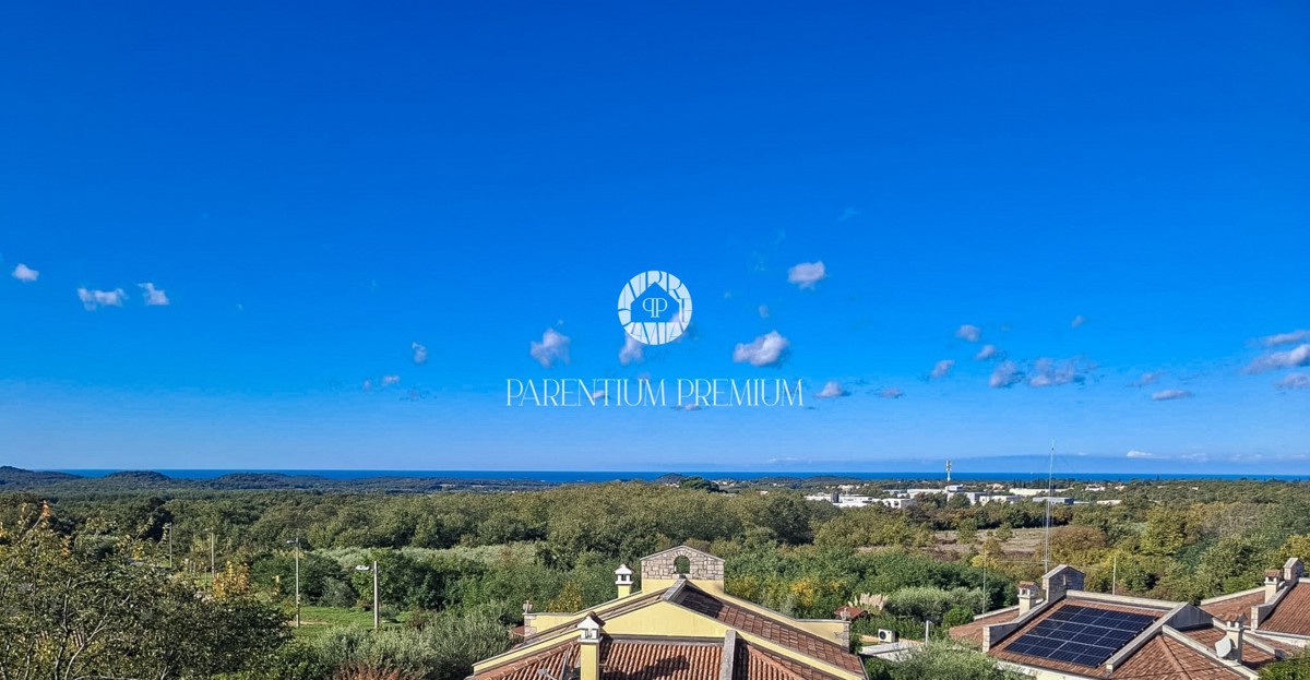 Appartamento in edificio con ascensore e terrazza coperta con vista mare – vicino a Parenzo