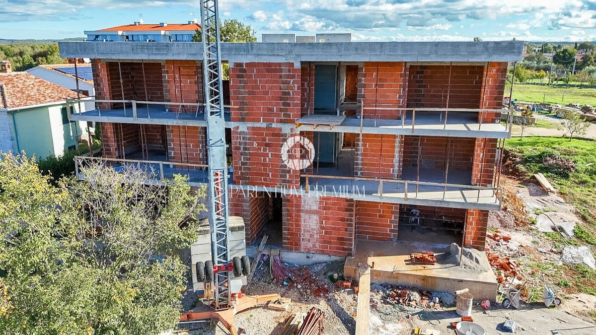 Appartamento in edificio con ascensore e terrazza coperta con vista mare – vicino a Parenzo