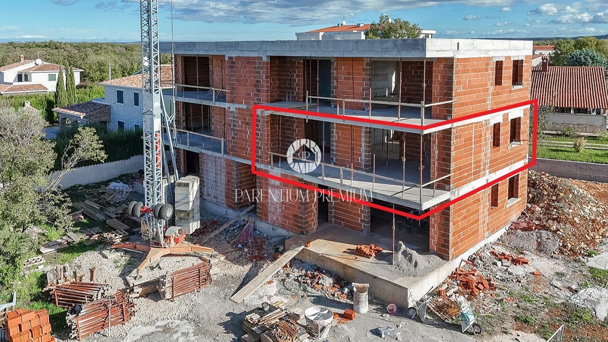 Appartamento in edificio con ascensore e terrazza coperta con vista mare – vicino a Parenzo