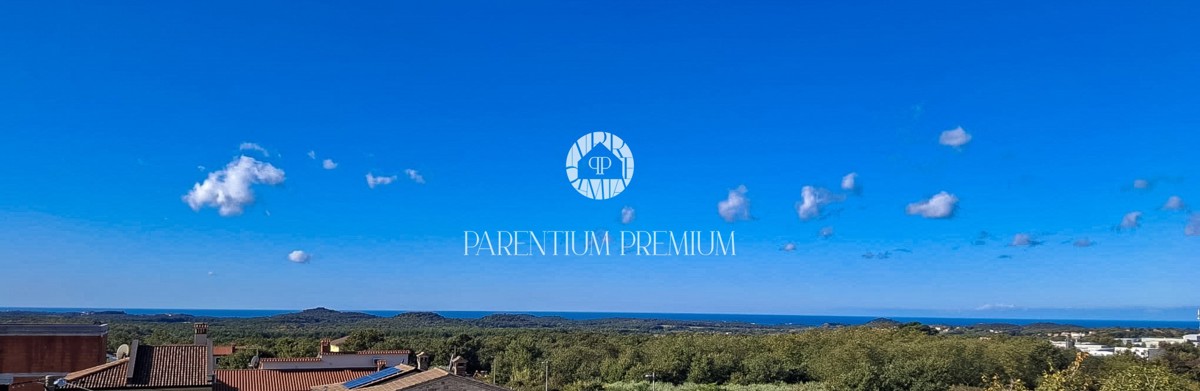 Appartamento in edificio con ascensore e terrazza coperta con vista mare – vicino a Parenzo