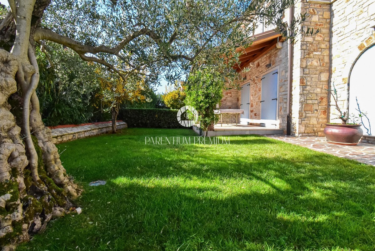 Casa bifamiliare mediterranea con piscina – A solo 1 km dal mare