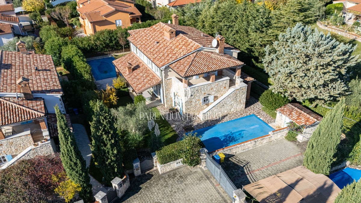 Casa bifamiliare mediterranea con piscina – A solo 1 km dal mare