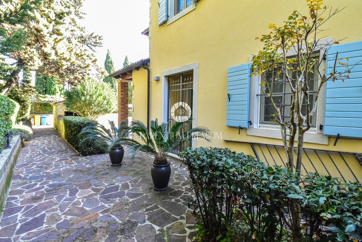 Casa bifamiliare mediterranea con piscina – A solo 1 km dal mare