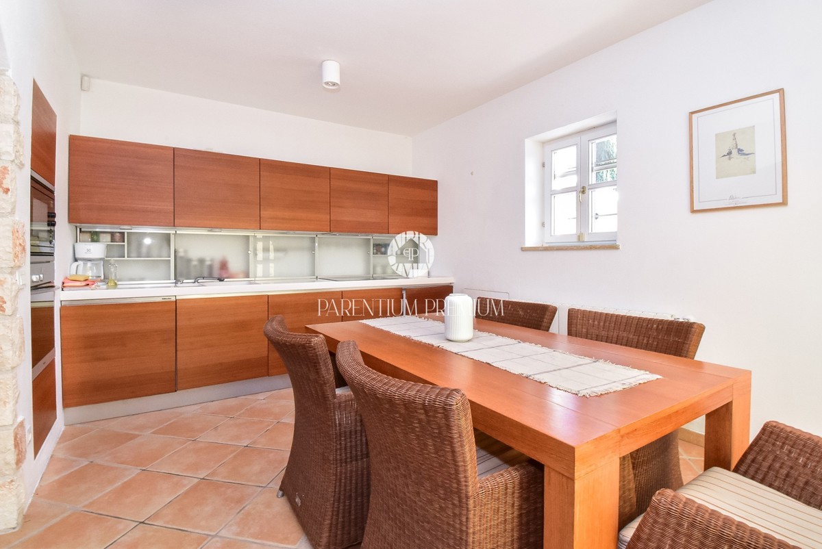 Casa bifamiliare mediterranea con piscina – A solo 1 km dal mare