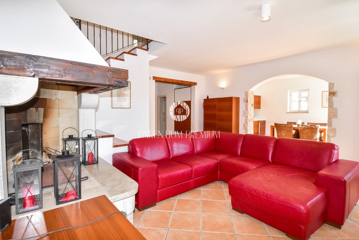 Casa bifamiliare mediterranea con piscina – A solo 1 km dal mare