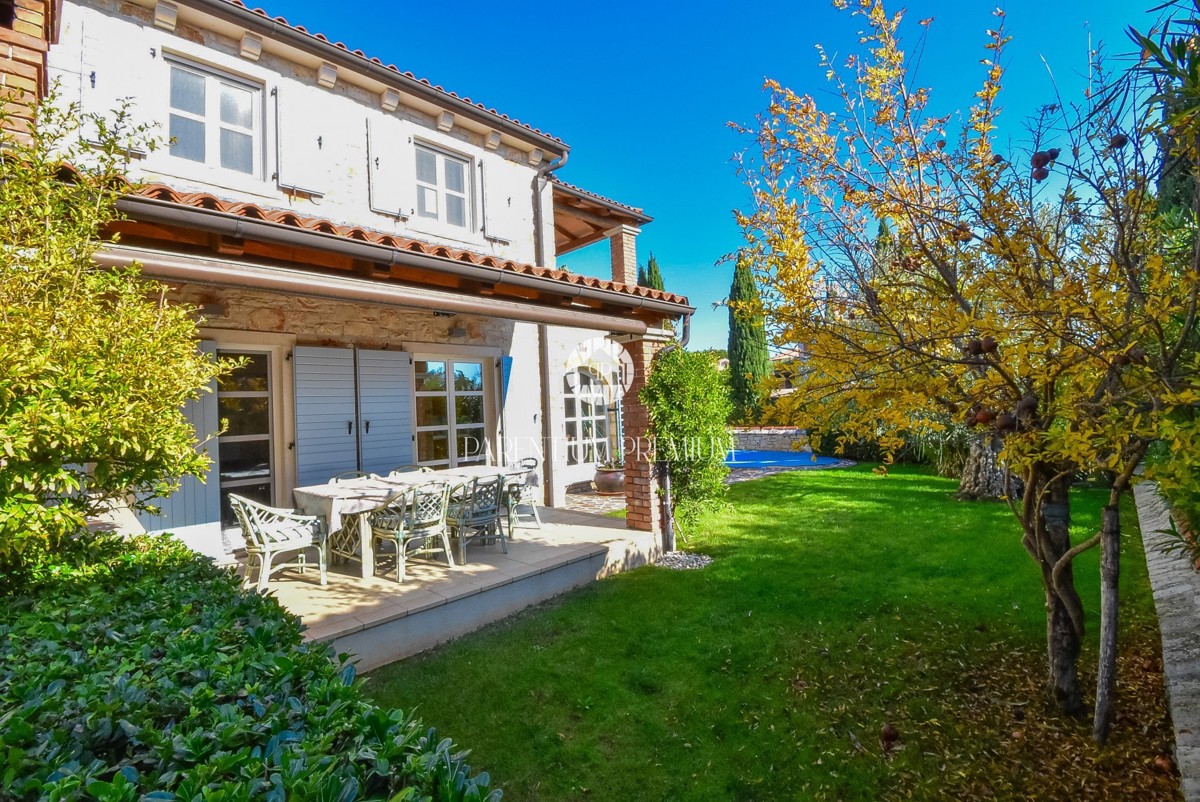 Casa bifamiliare mediterranea con piscina – A solo 1 km dal mare