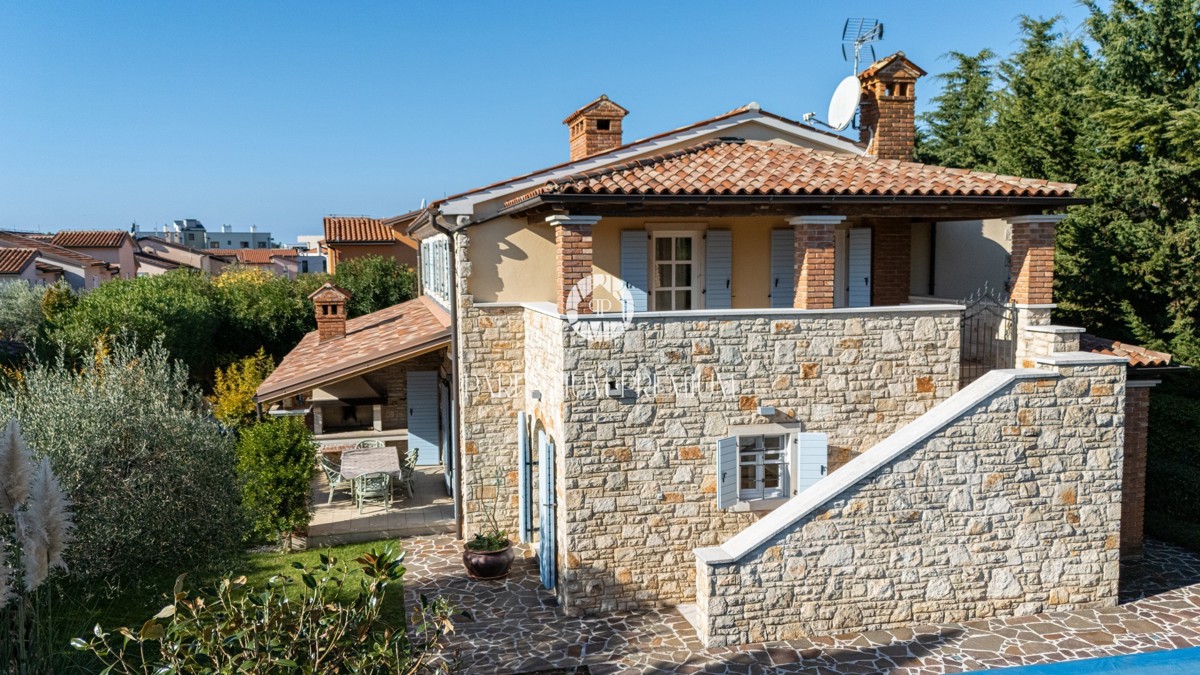 Casa bifamiliare mediterranea con piscina – A solo 1 km dal mare