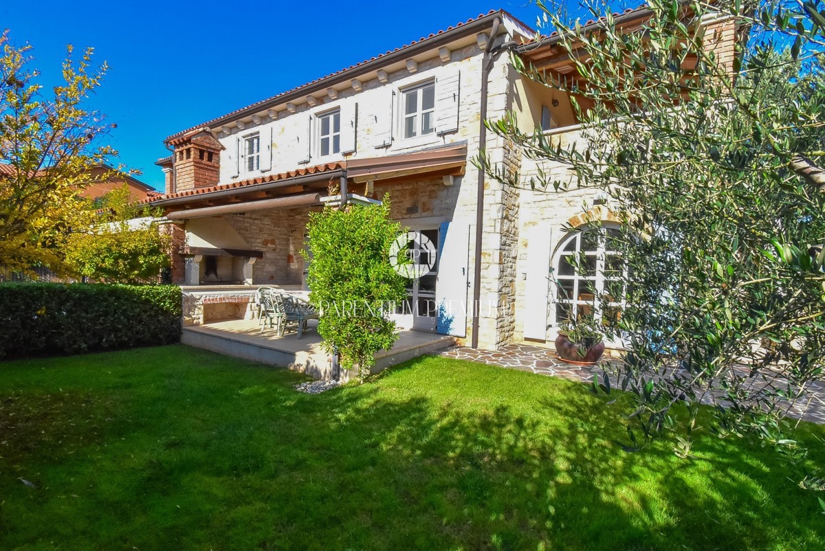 Casa bifamiliare mediterranea con piscina – A solo 1 km dal mare