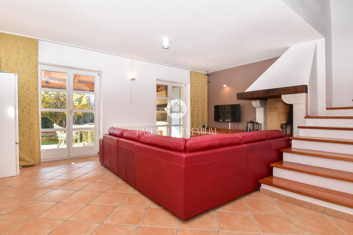 Casa bifamiliare mediterranea con piscina – A solo 1 km dal mare