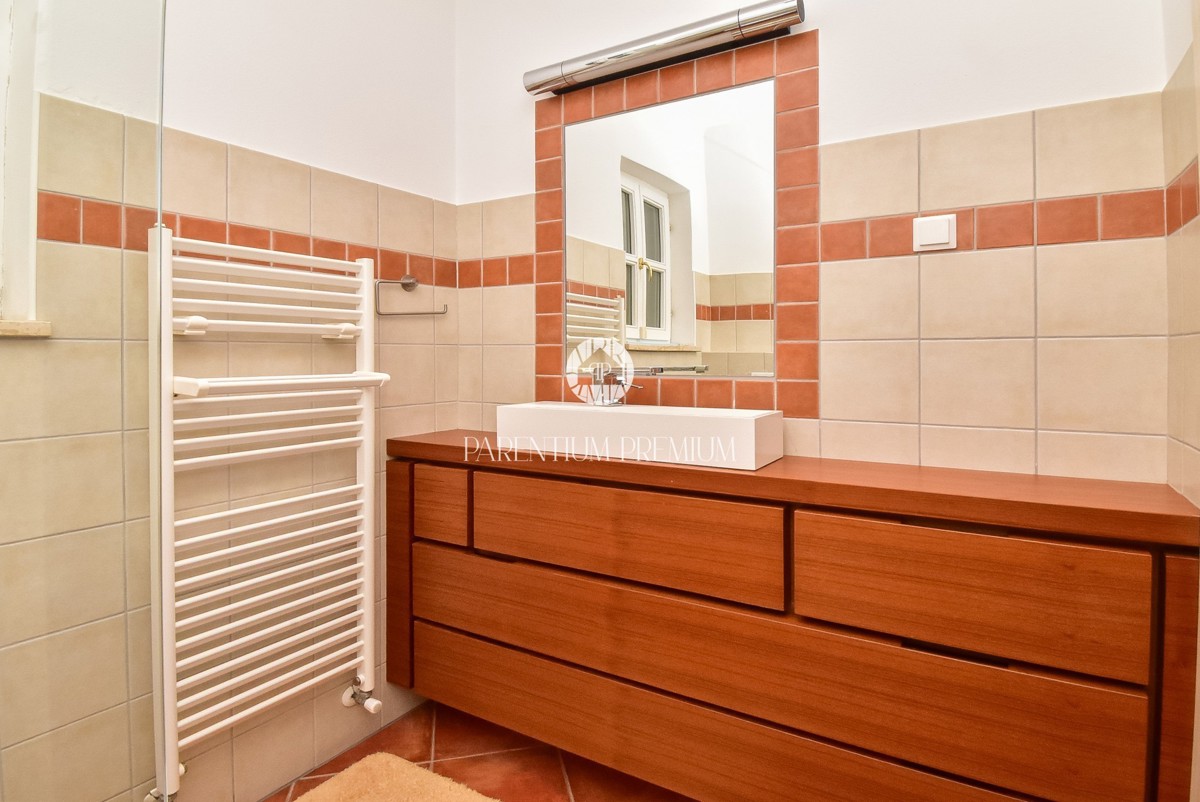 Casa bifamiliare mediterranea con piscina – A solo 1 km dal mare