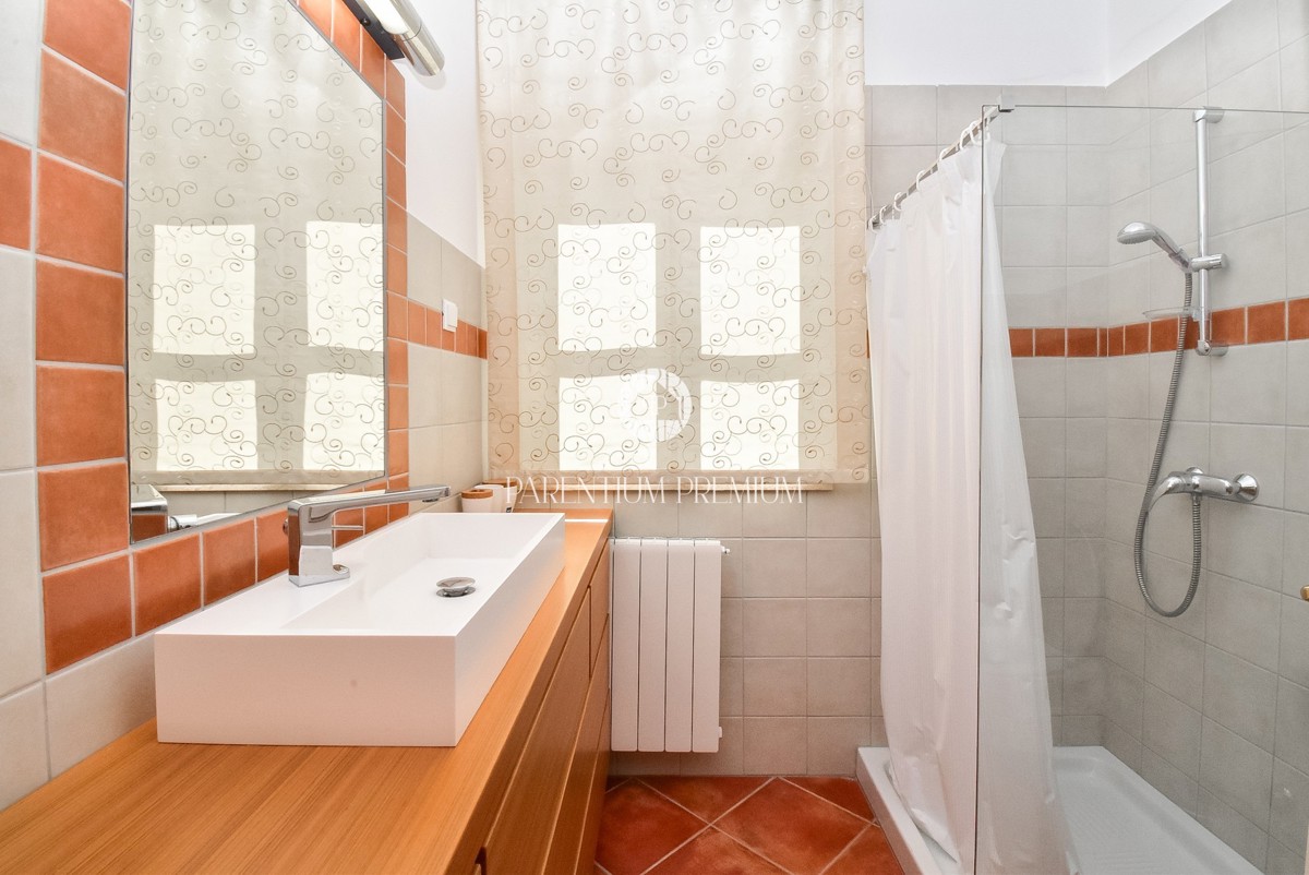 Casa bifamiliare mediterranea con piscina – A solo 1 km dal mare