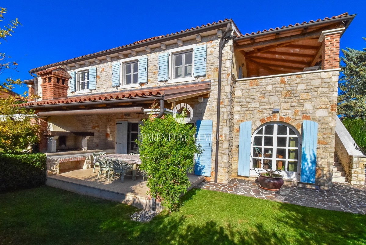 Casa bifamiliare mediterranea con piscina – A solo 1 km dal mare