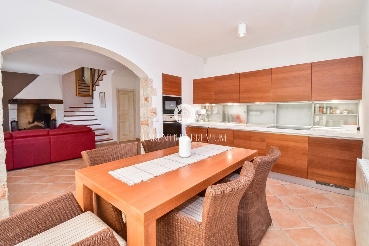 Casa bifamiliare mediterranea con piscina – A solo 1 km dal mare