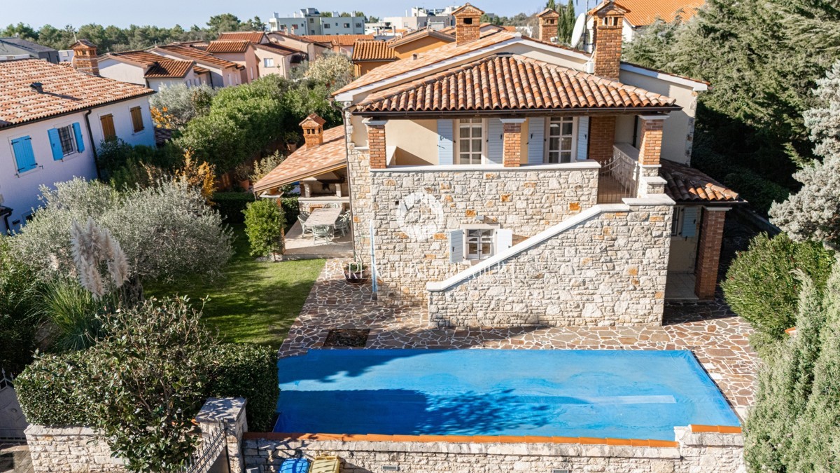 Casa bifamiliare mediterranea con piscina – A solo 1 km dal mare