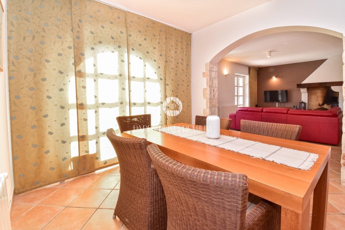 Casa bifamiliare mediterranea con piscina – A solo 1 km dal mare