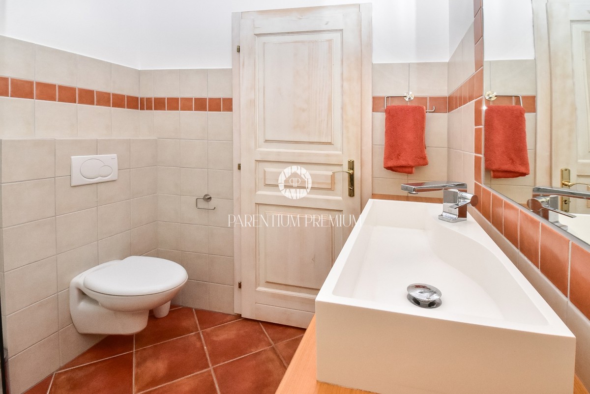 Casa bifamiliare mediterranea con piscina – A solo 1 km dal mare