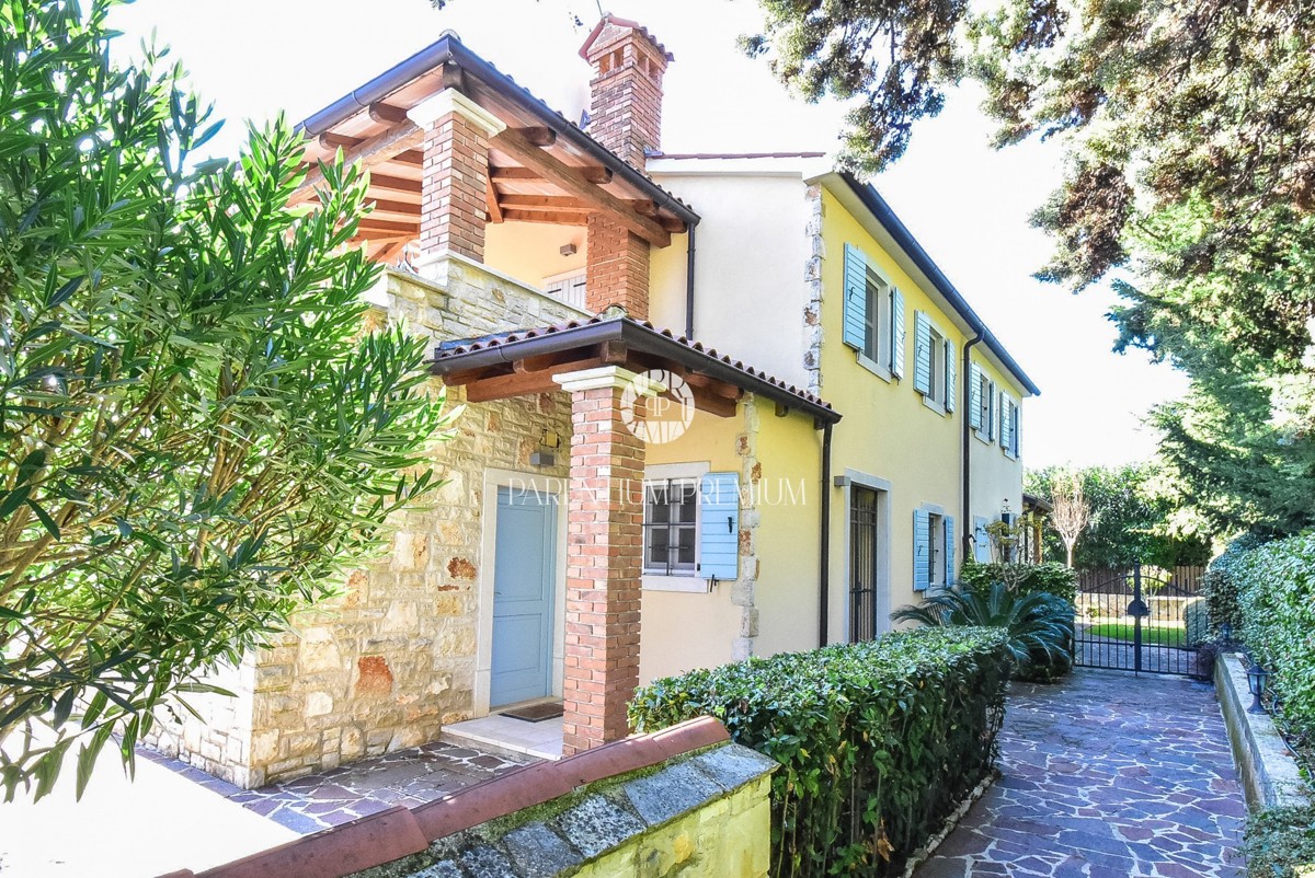 Casa bifamiliare mediterranea con piscina – A solo 1 km dal mare