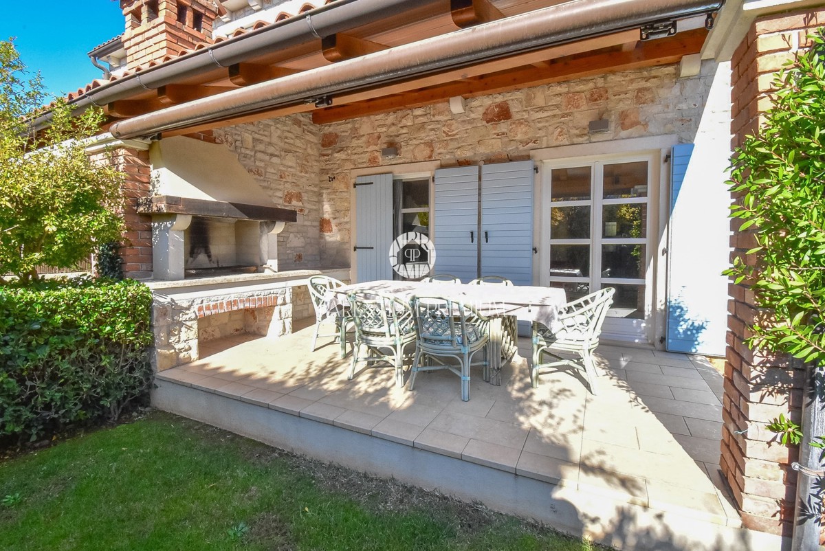 Casa bifamiliare mediterranea con piscina – A solo 1 km dal mare