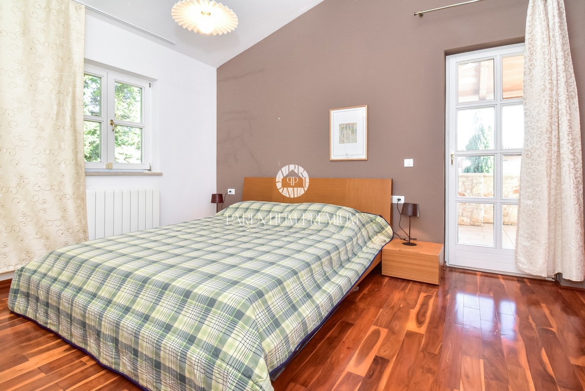 Casa bifamiliare mediterranea con piscina – A solo 1 km dal mare