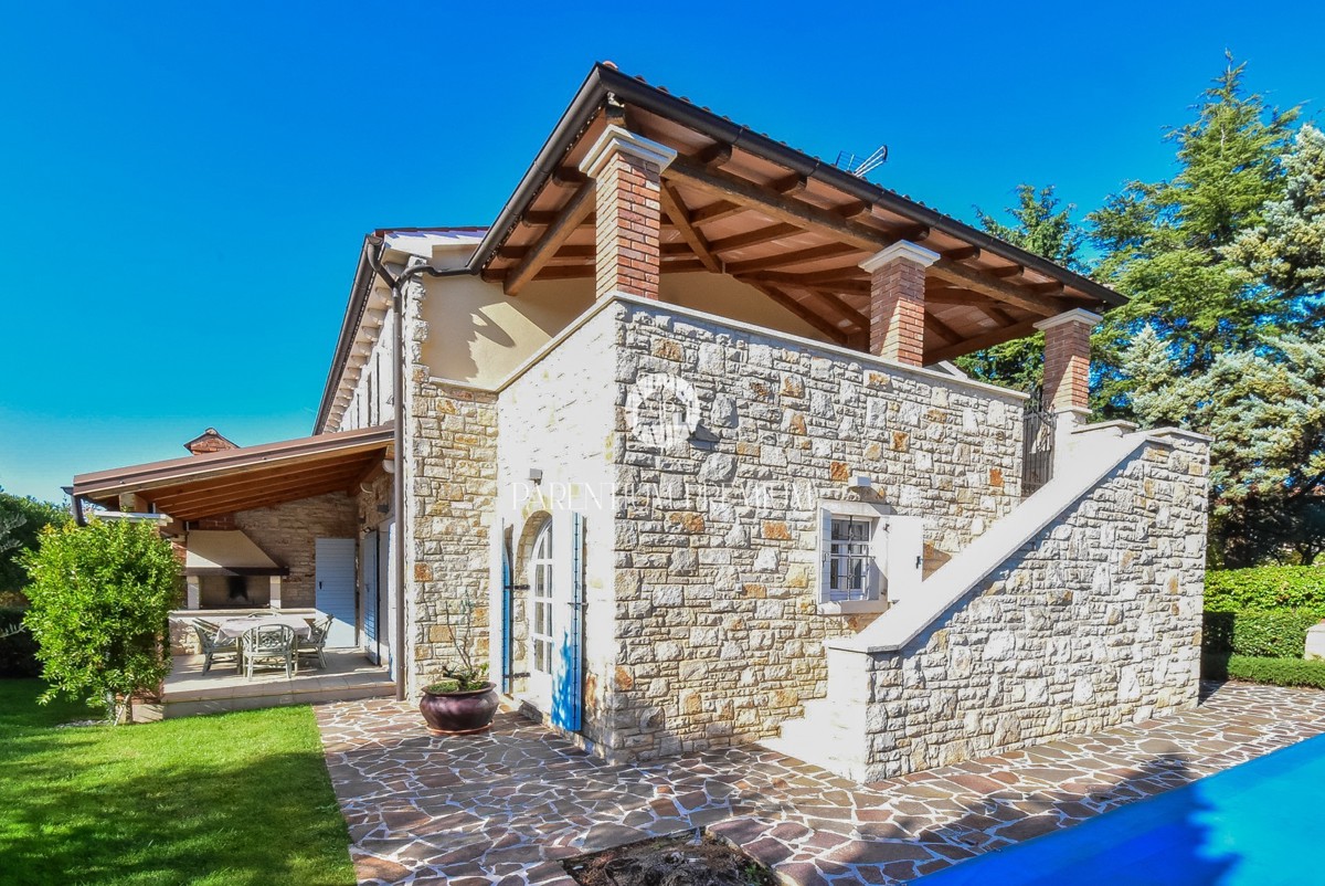 Casa bifamiliare mediterranea con piscina – A solo 1 km dal mare