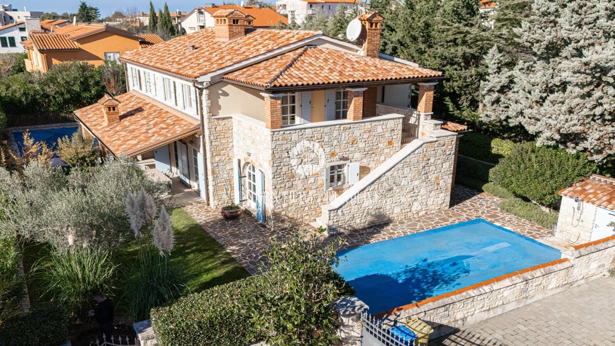 Casa bifamiliare mediterranea con piscina – A solo 1 km dal mare