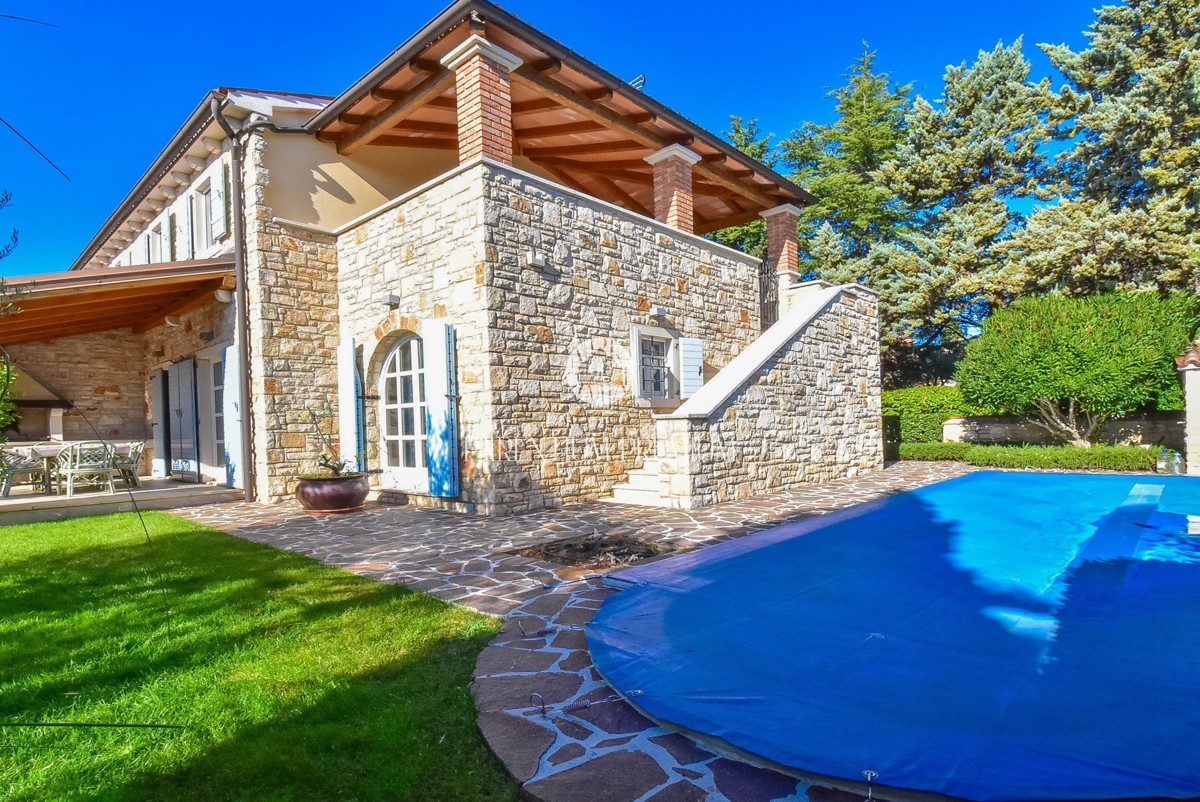 Casa bifamiliare mediterranea con piscina – A solo 1 km dal mare