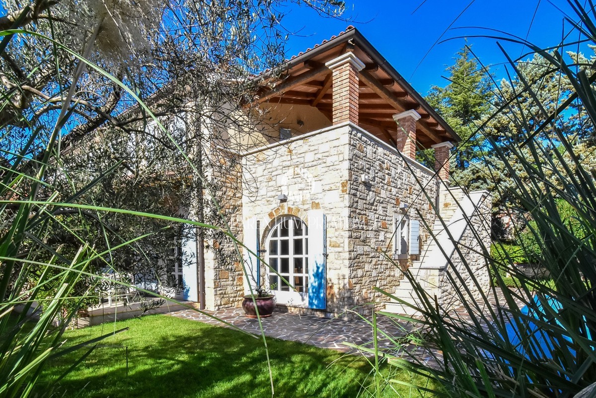 Casa bifamiliare mediterranea con piscina – A solo 1 km dal mare