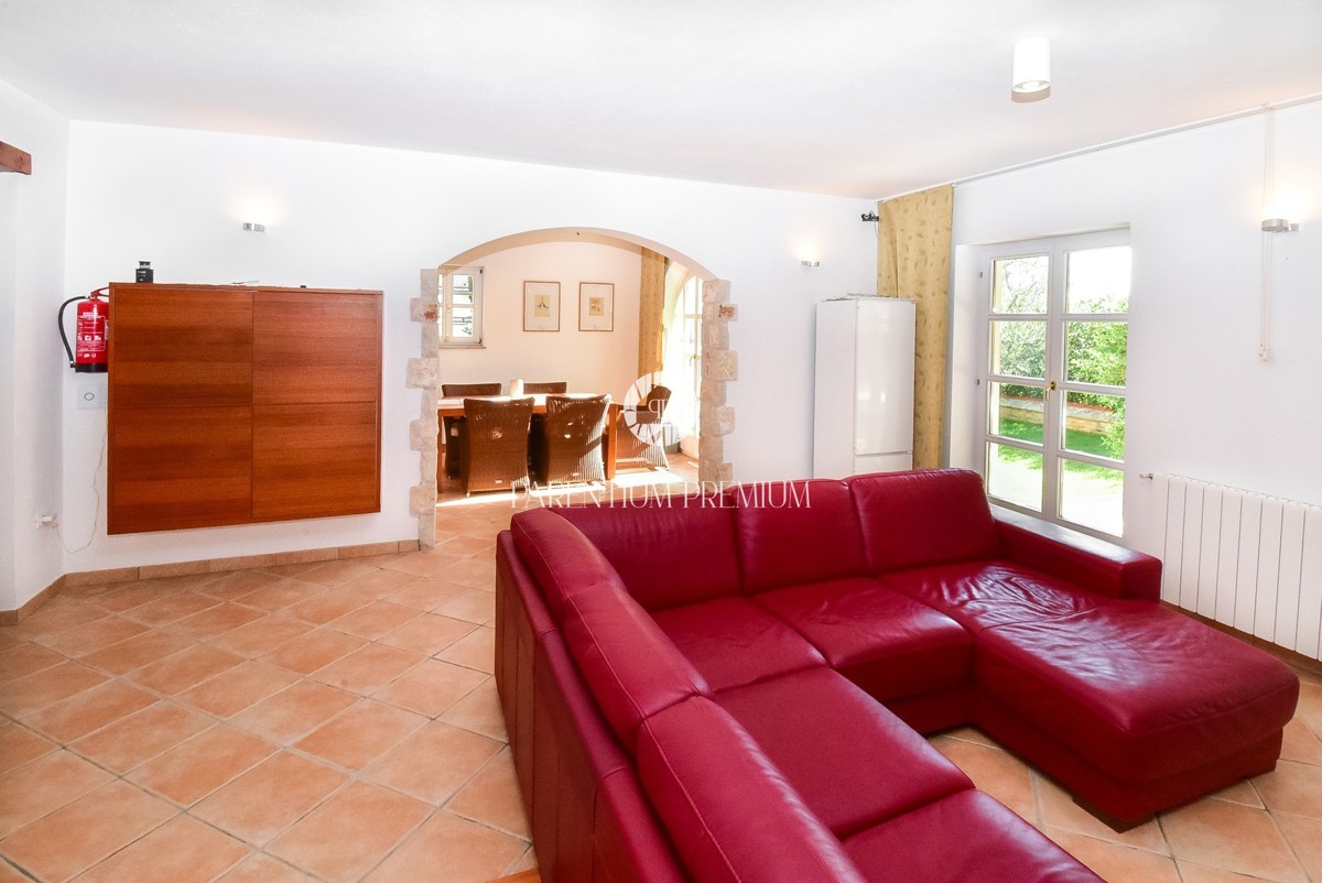 Casa bifamiliare mediterranea con piscina – A solo 1 km dal mare