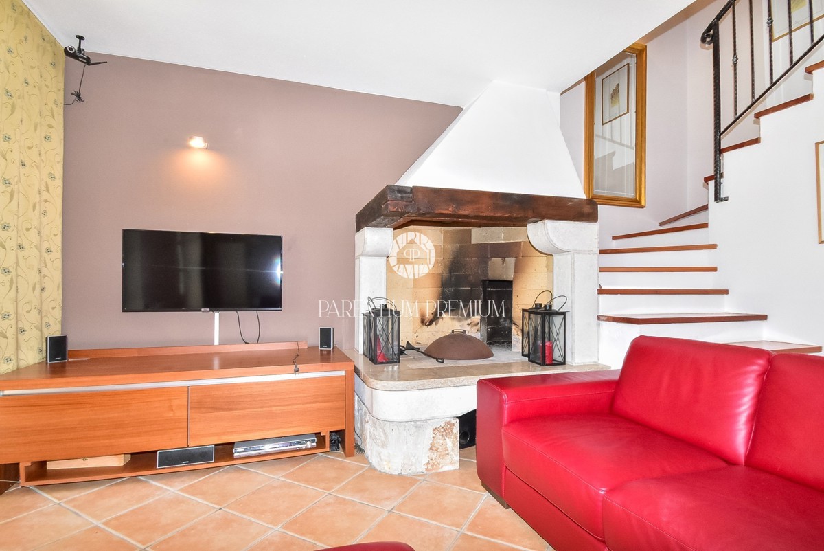 Casa bifamiliare mediterranea con piscina – A solo 1 km dal mare