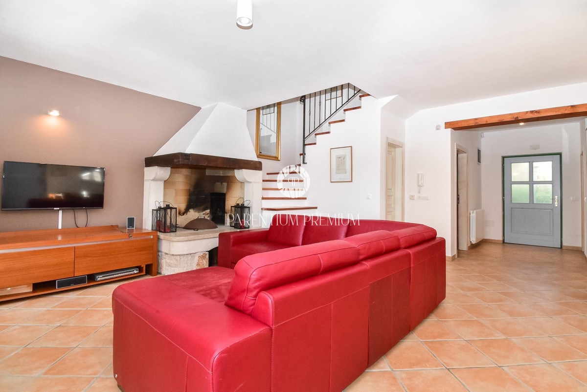 Casa bifamiliare mediterranea con piscina – A solo 1 km dal mare