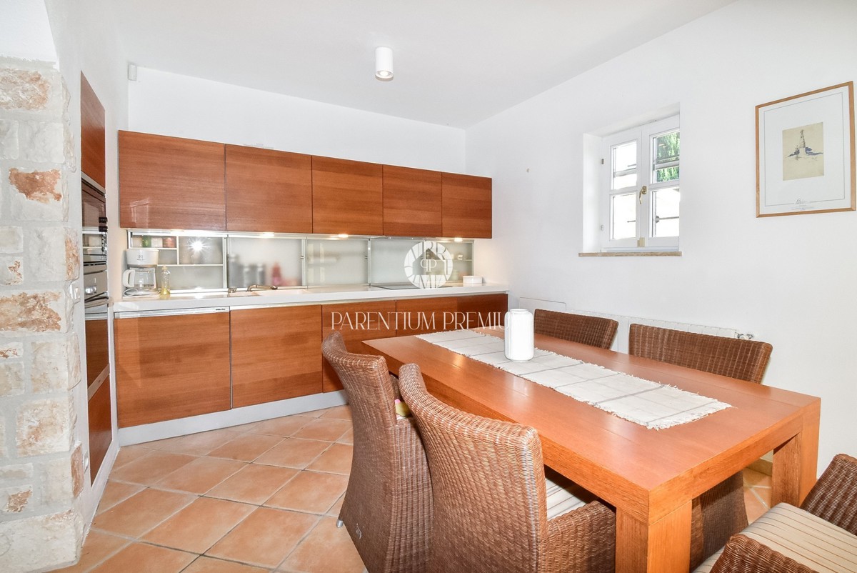 Casa bifamiliare mediterranea con piscina – A solo 1 km dal mare