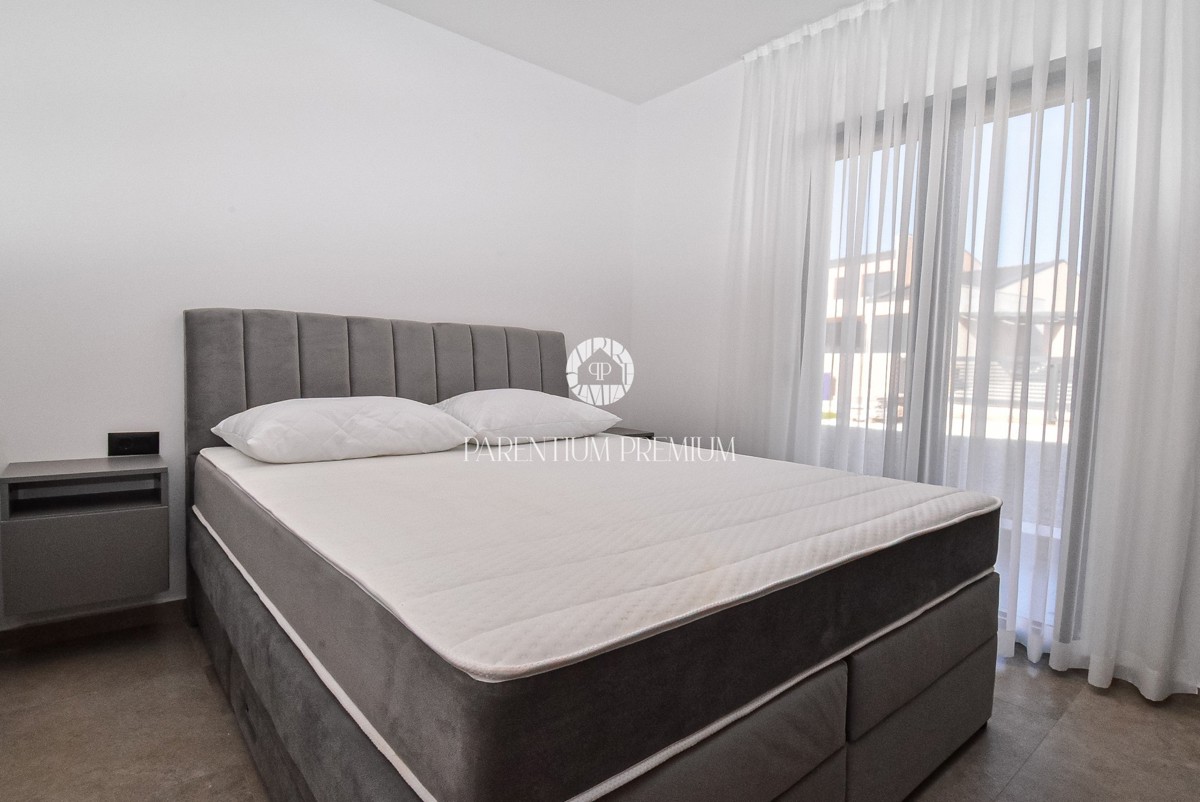 Moderna casa al piano terra con piscina in una zona tranquilla