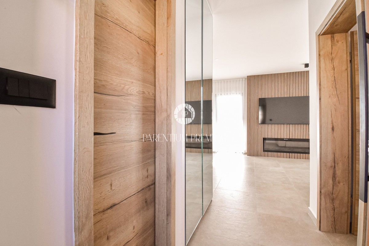 Moderna casa al piano terra con piscina in una zona tranquilla