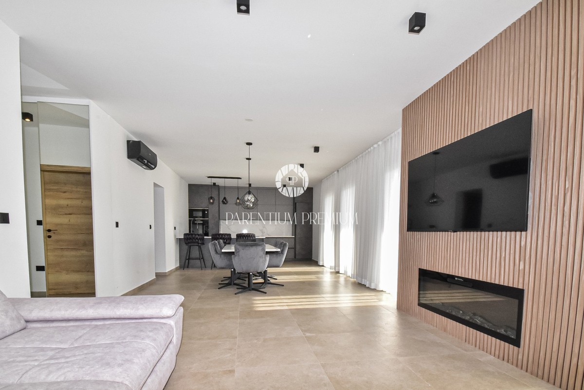 Moderna casa al piano terra con piscina in una zona tranquilla