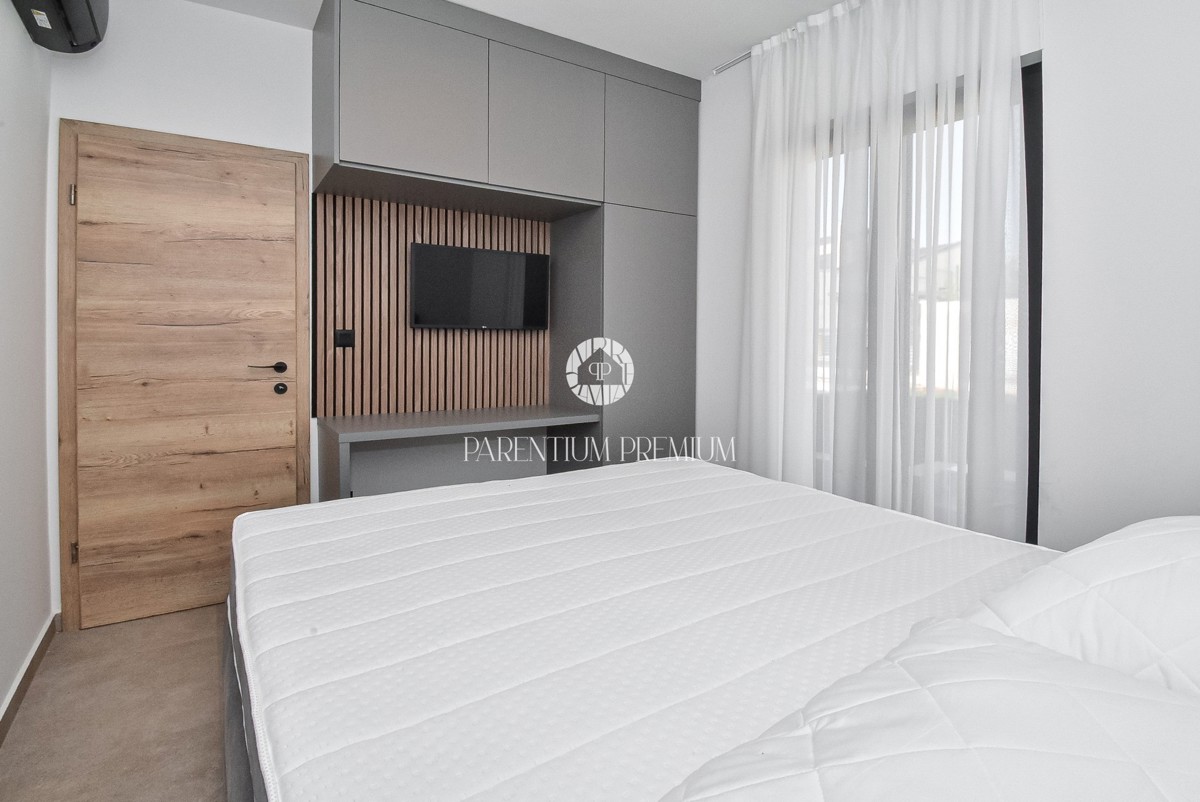 Moderna casa al piano terra con piscina in una zona tranquilla