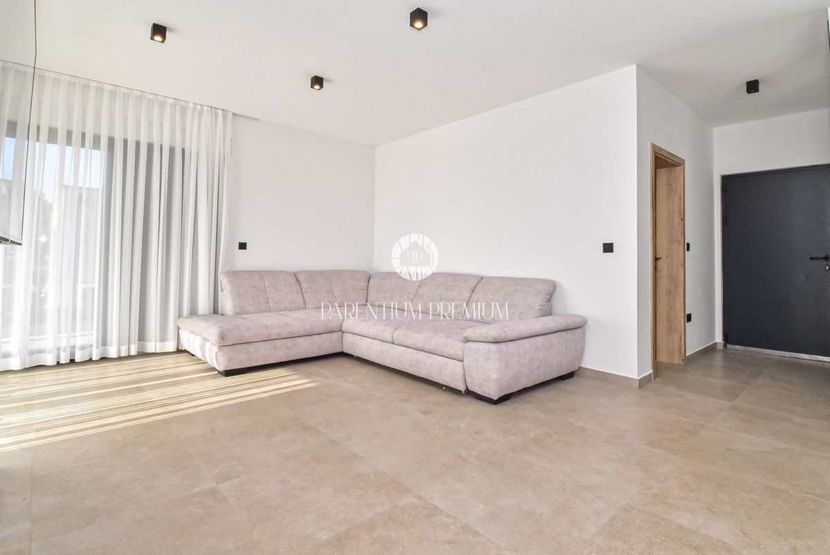 Moderna casa al piano terra con piscina in una zona tranquilla