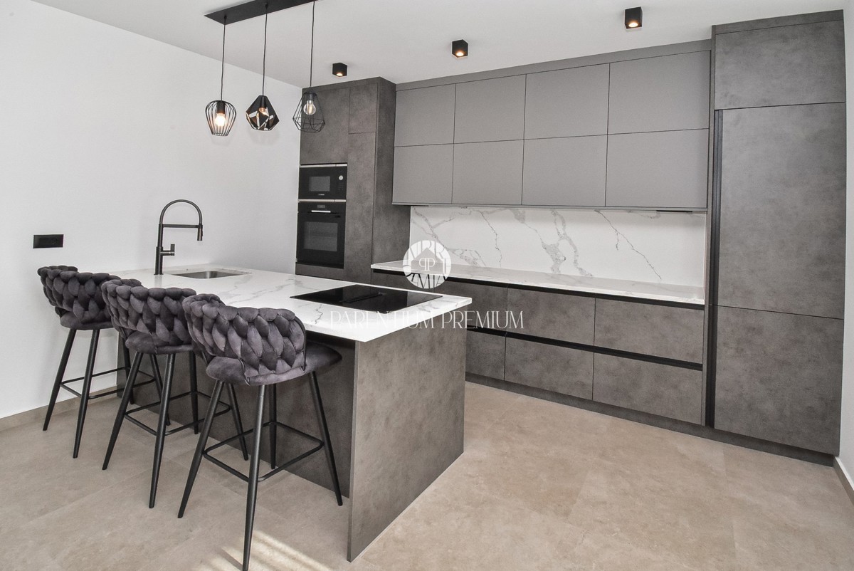 Moderna casa al piano terra con piscina in una zona tranquilla