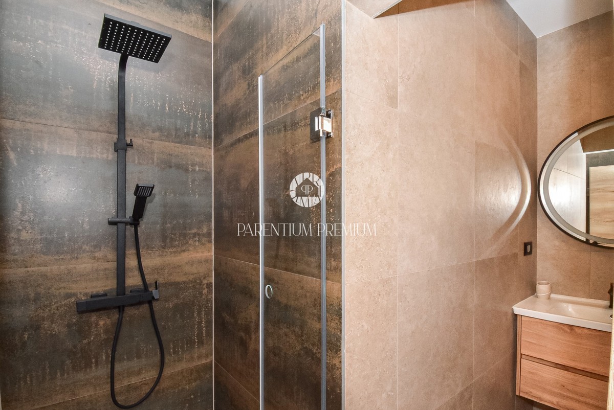 Moderna casa al piano terra con piscina in una zona tranquilla