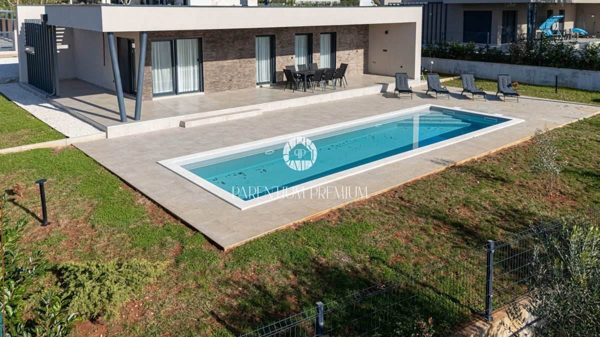 Moderna casa al piano terra con piscina in una zona tranquilla