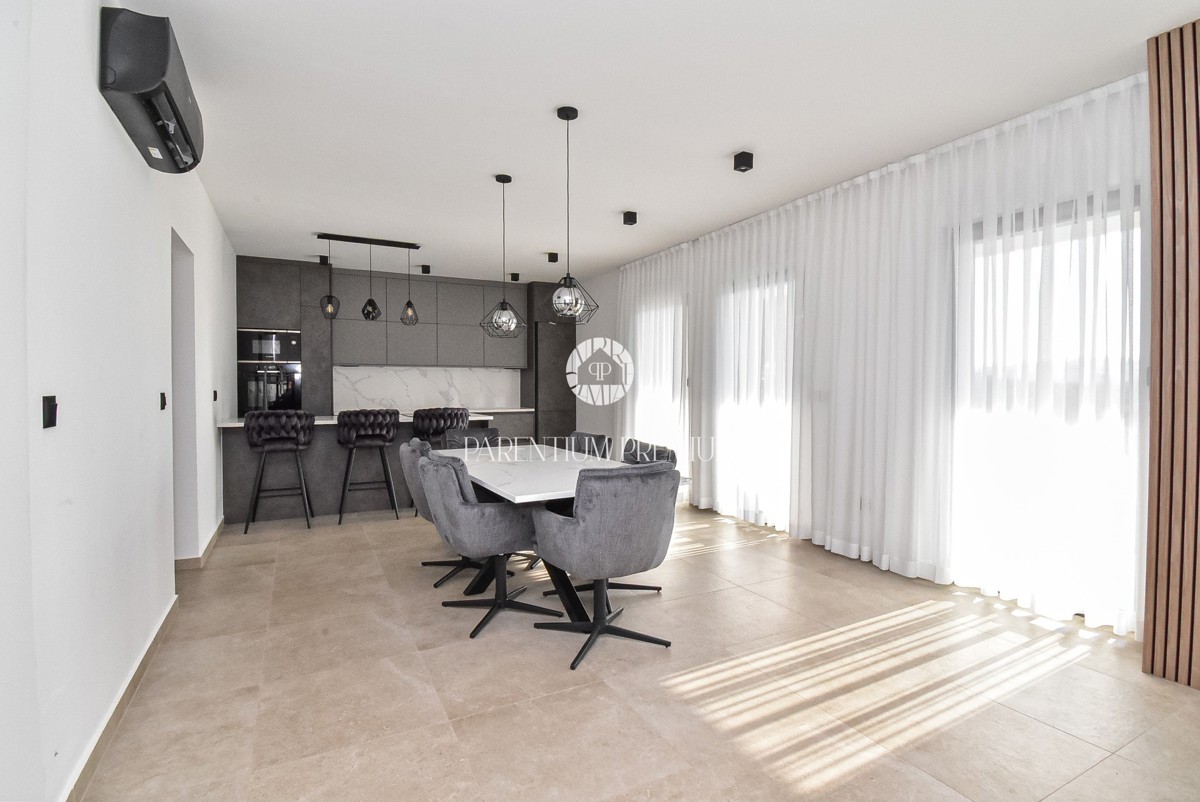 Moderna casa al piano terra con piscina in una zona tranquilla