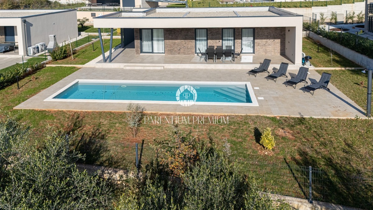 Moderna casa al piano terra con piscina in una zona tranquilla