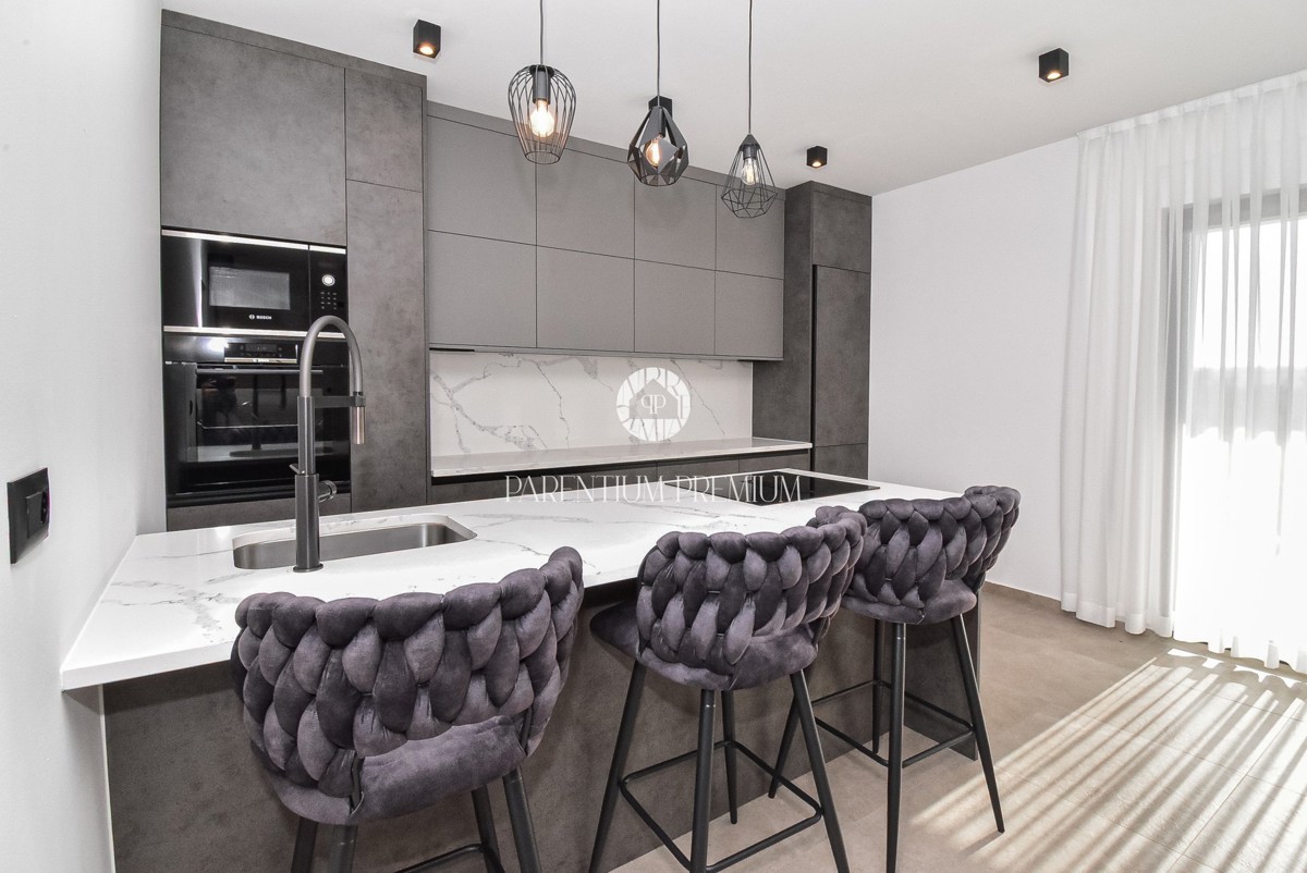 Moderna casa al piano terra con piscina in una zona tranquilla