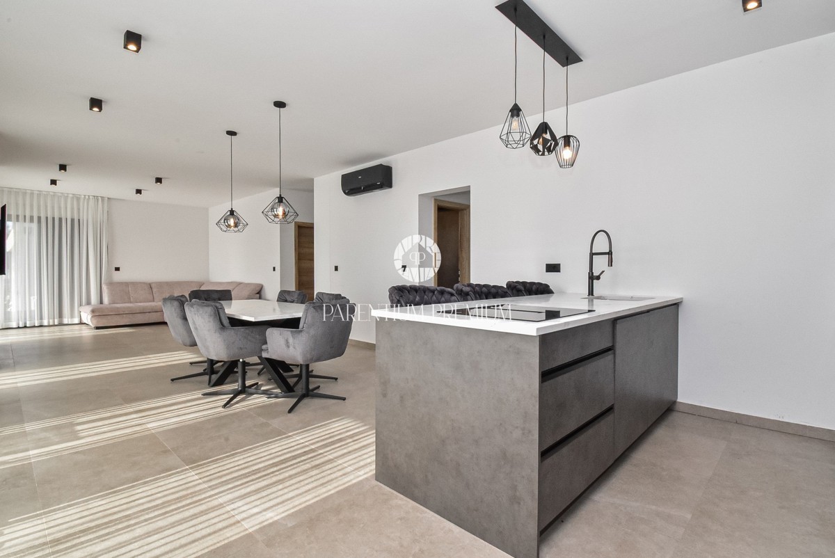 Moderna casa al piano terra con piscina in una zona tranquilla