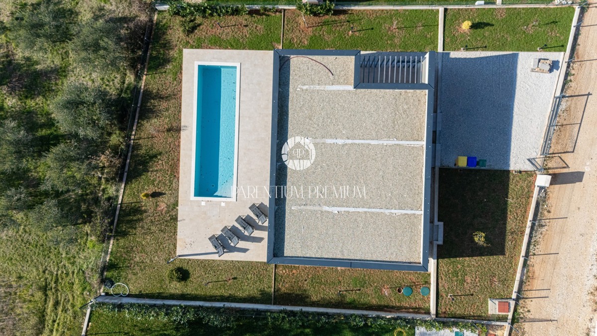 Moderna casa al piano terra con piscina in una zona tranquilla