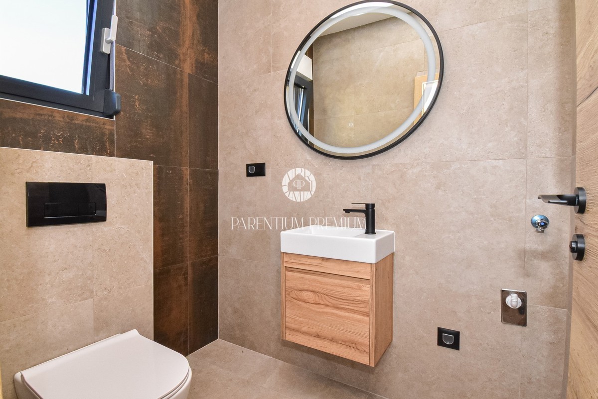 Moderna casa al piano terra con piscina in una zona tranquilla