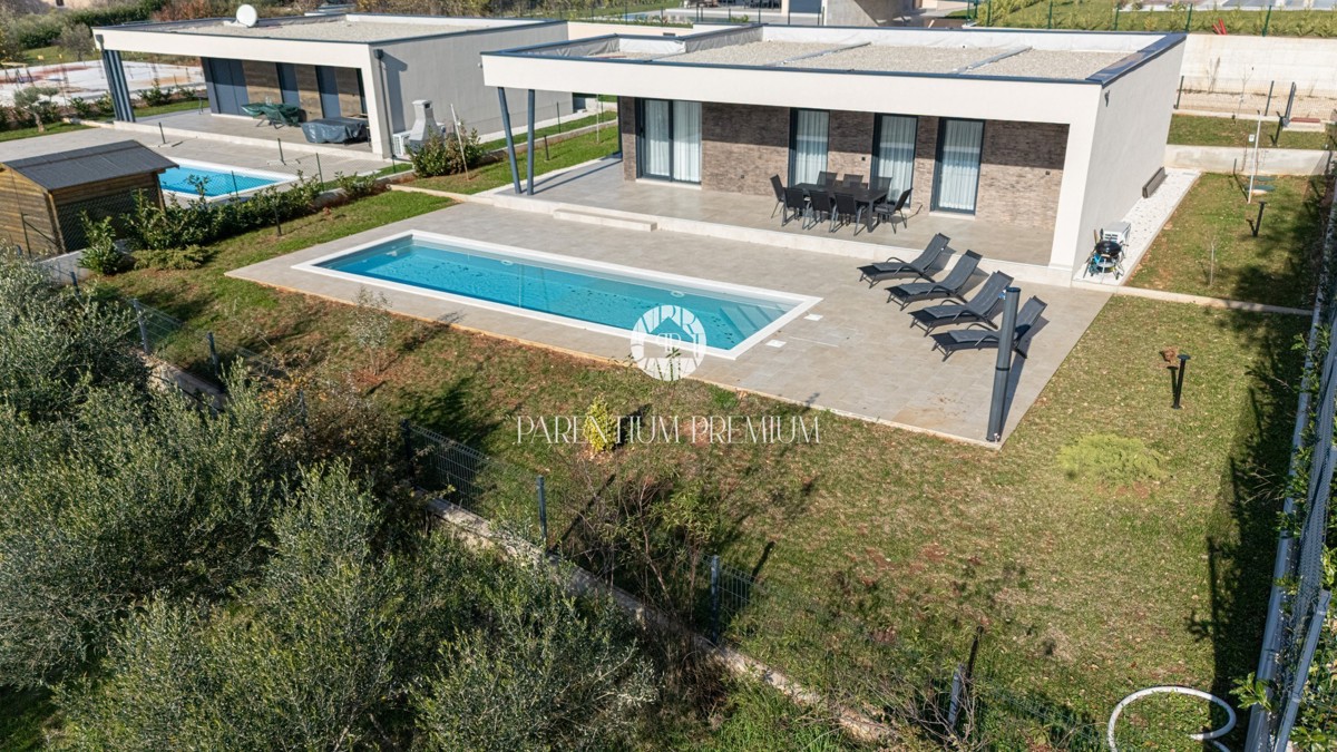 Moderna casa al piano terra con piscina in una zona tranquilla