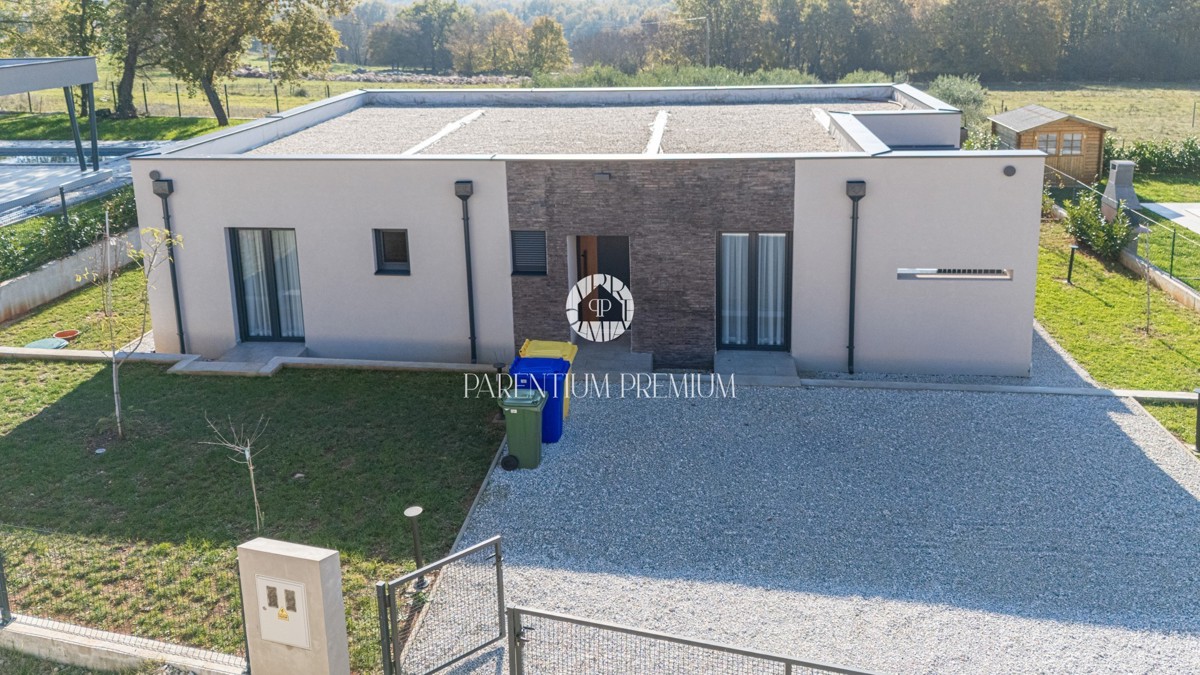 Moderna casa al piano terra con piscina in una zona tranquilla