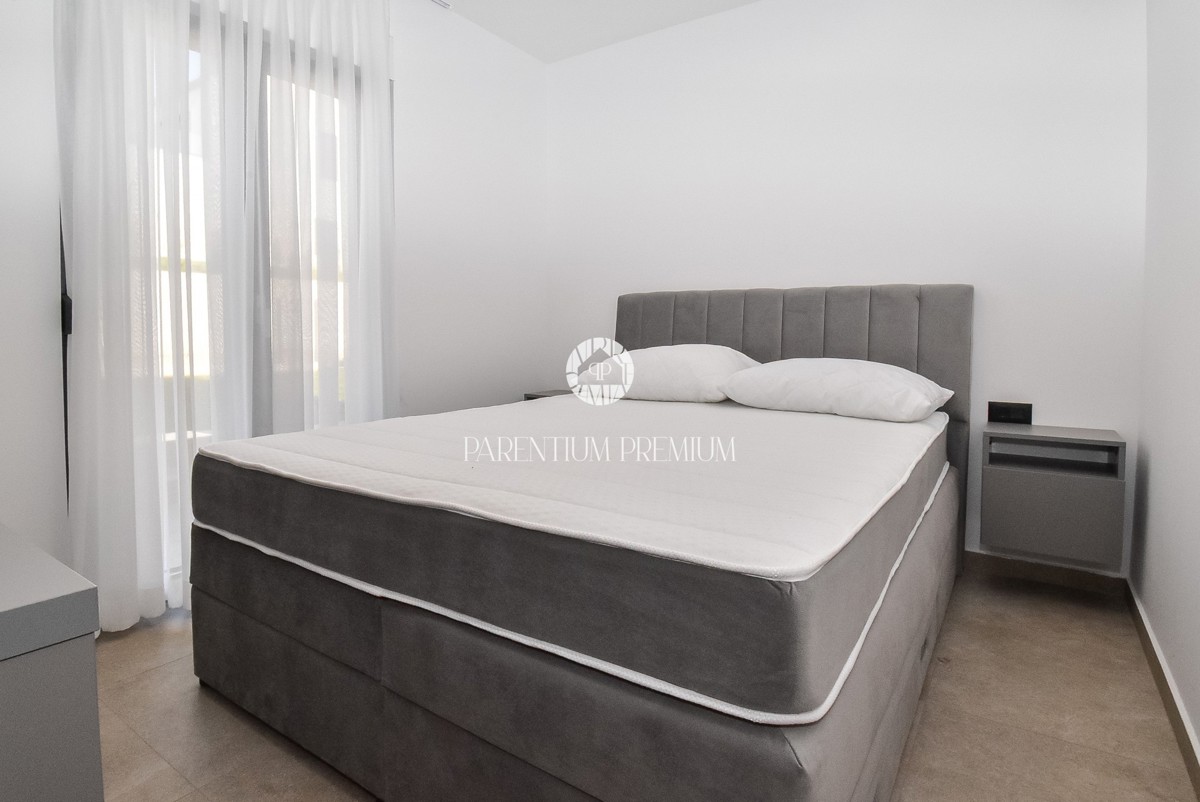 Moderna casa al piano terra con piscina in una zona tranquilla