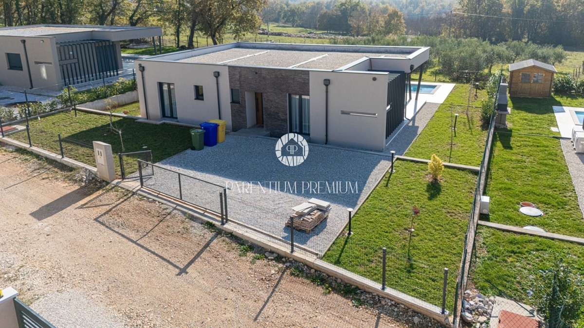 Moderna casa al piano terra con piscina in una zona tranquilla